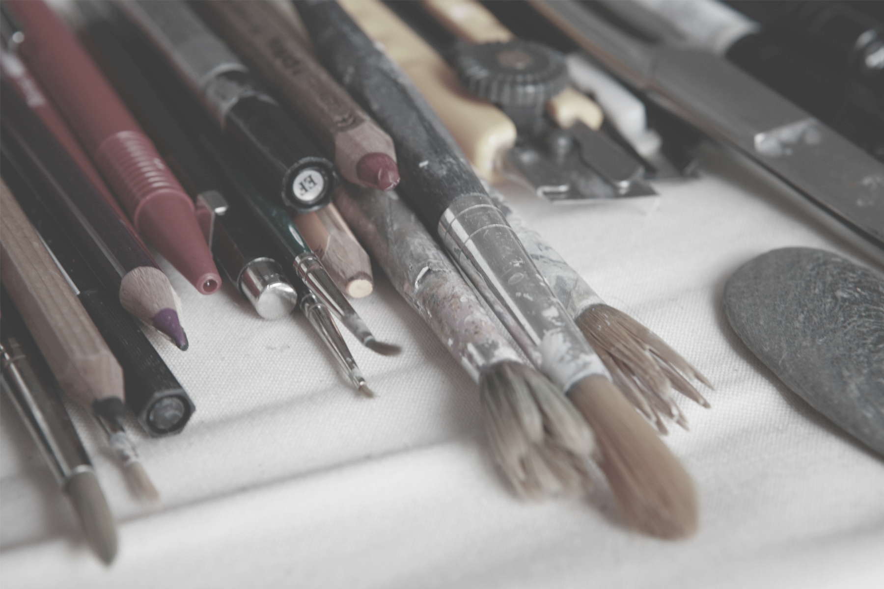 Studiodetail, Pinsel, Stifte, © Eva Kemmler Textildesign