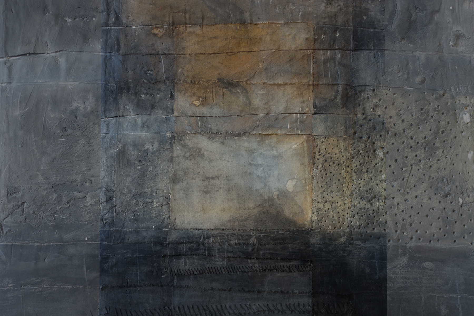 Strukturierte Materialcollage in Anthrazit, © Eva Kemmler Textildesign